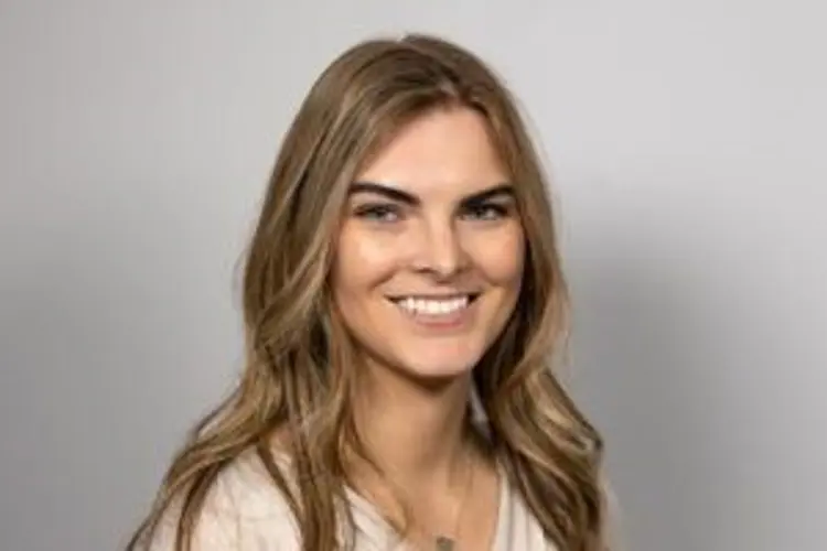 Professional portrait of USI psychology graduate Elizabeth Ernest '18