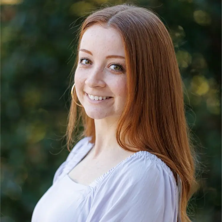 Casual portrait of USI psychology graduate Lexi Schoenbaechler '21
