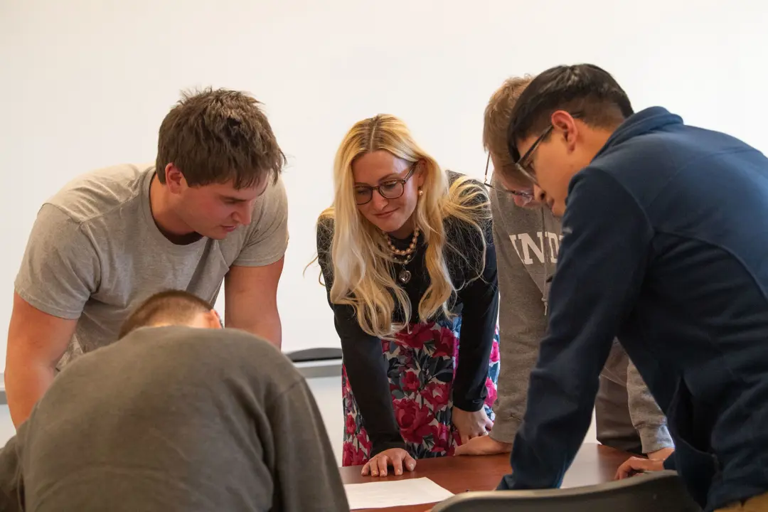 Dr. Viktora-Jones works with students in a Management class